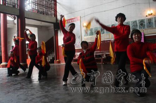 寧化：夕陽紅業(yè)余劇團快板宣傳計生國策