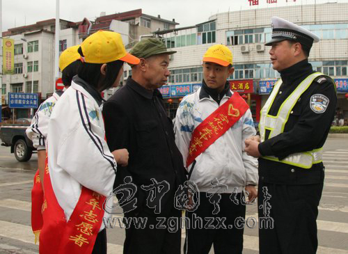 寧化城東中學志愿者當上“編外小交警”