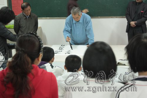 寧化縣書(shū)法家與城東師生面對(duì)面交流書(shū)法