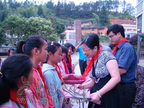 寧化方田：49名二女戶學(xué)生喜領(lǐng)新書包