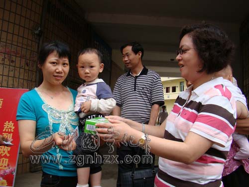 方田千名農(nóng)民免費(fèi)點(diǎn)上節(jié)能燈