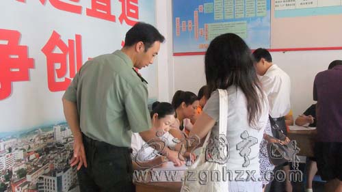 翠江鎮200余名青年接受兵役登記