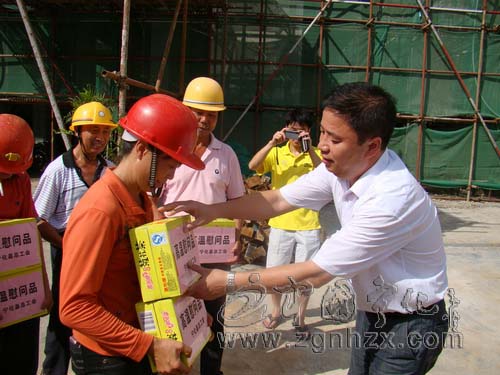 劉小彥到高溫作業現場慰問一線職工