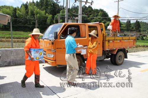 寧化公路分局給一線工人送防暑降溫藥品飲品