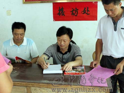 濟(jì)村鄉(xiāng)“圩日大接訪” 傾聽群眾呼聲