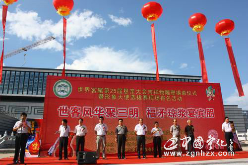 世客會吉祥物“葛藤娃·明明”雕塑昨在寧亮相