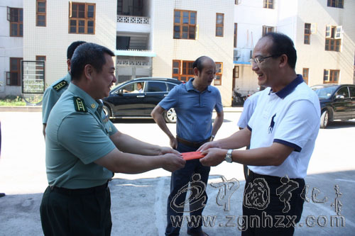 魚水相連情誼深 軍民團結一家親