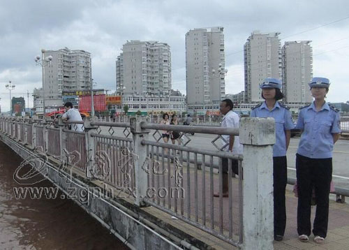 翠城洪水突發猛漲   城管全力值守橋梁