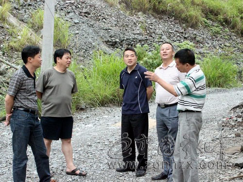 縣領(lǐng)導(dǎo)深入濟(jì)村鄉(xiāng)查看災(zāi)情