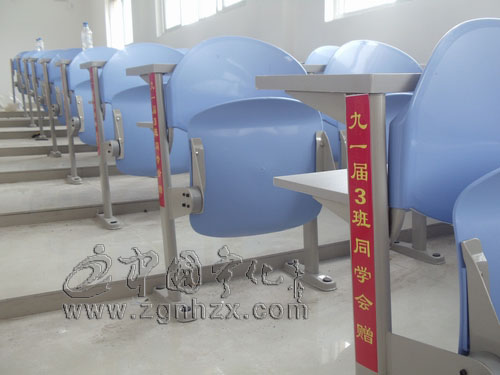 淮土中學(xué)一同學(xué)會(huì)向母校捐贈(zèng)多媒體教室桌椅