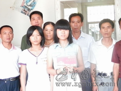 河龍鄉：“二女戶”大學生獲資助