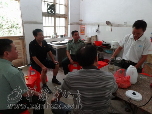 三明軍分區幫扶安遠鄉“二女戶”