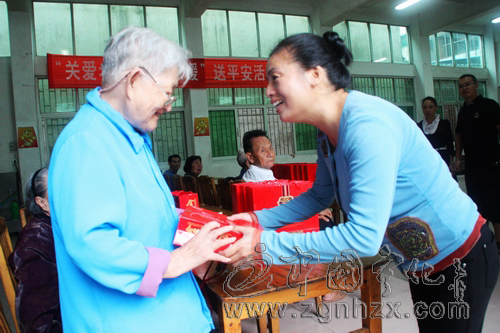 麥稞面包屋：愛心月餅送老人 公益捐贈簽協議