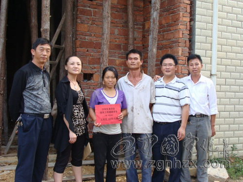 曹坊鄉：計生二女困難戶喜領安居工程款