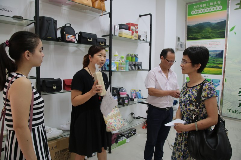 領(lǐng)導(dǎo)參觀電商產(chǎn)業(yè)園（一）