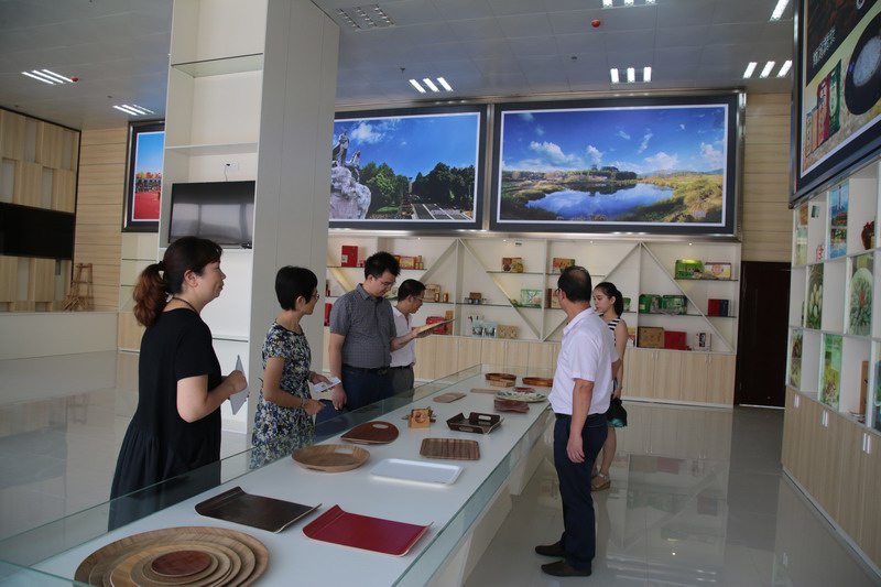 領(lǐng)導(dǎo)參觀電商產(chǎn)業(yè)園（二）