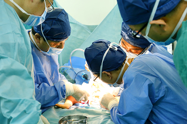 男嬰出生時有三條腿和兩個骨盆 醫生:原本是雙胞胎