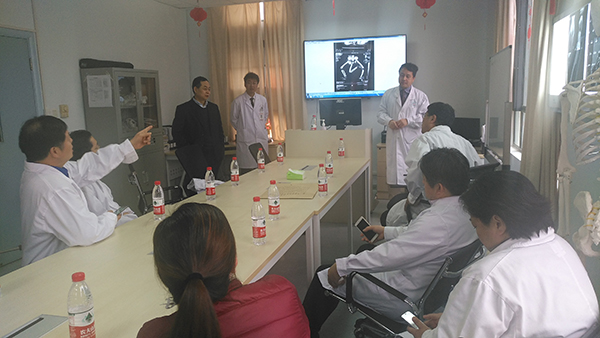 男嬰出生時有三條腿和兩個骨盆 醫生:原本是雙胞胎