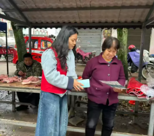 石壁鎮開展“巾幗護河”行動