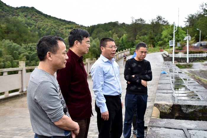 縣委書記余建地調研河湖長制及防汛備汛工作
