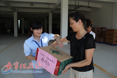 工業園區管委會為高溫下的工人送“清涼”