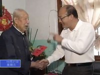 縣領(lǐng)導(dǎo)重陽節(jié)走訪慰問老人代表