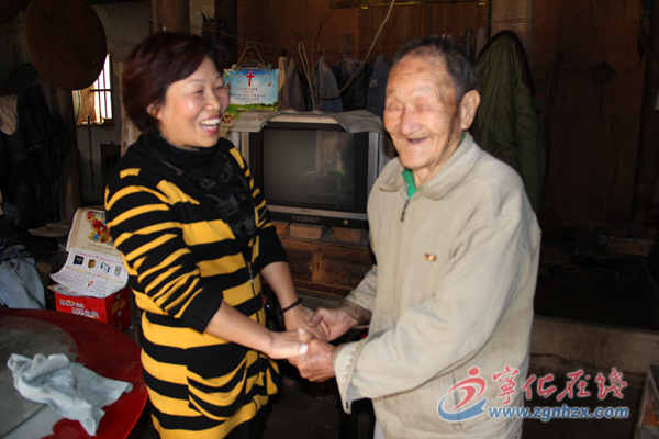 鄉村女教師情暖孤寡老人