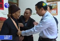 縣領導看望慰問百歲老紅軍并頒發紀念章