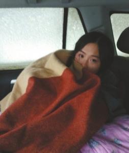 被困車(chē)中，男朋友給她拍的照片。