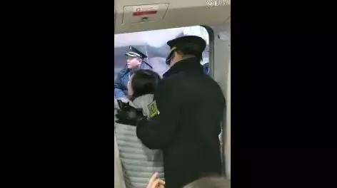 ▲女當事人不愿下車。圖片來自視頻截圖