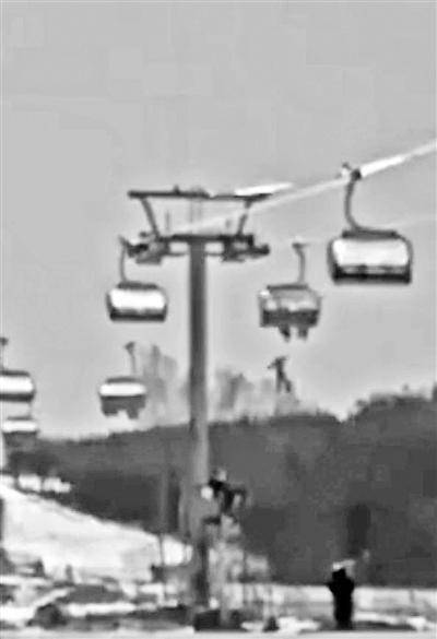 第二段視頻拍攝到孩子墜落瞬間