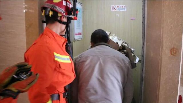 晉江一男子剛進(jìn)貨梯就發(fā)生故障 被困其中