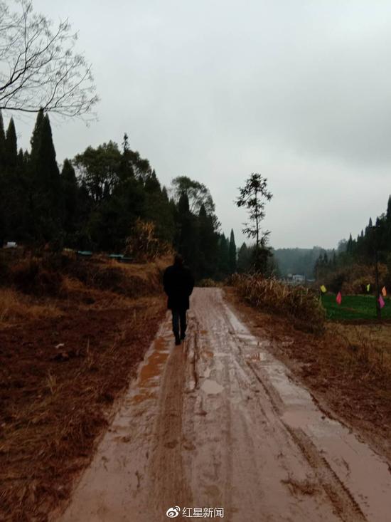 新屋前泥濘的山路