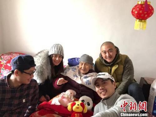 資料圖：《二十二》導演郭柯一行人探望老人（中）。 受訪者供圖