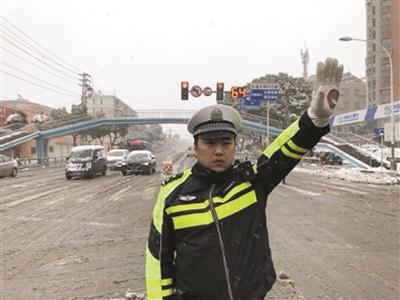  還沒出院就上崗的交警于祥。