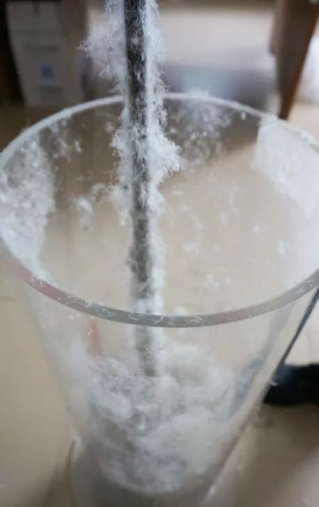 攪拌后“膠水絨”粘住木棍