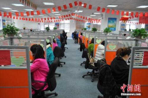 資料圖:某企業員工工作狀態。孫權 攝