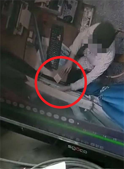 監控視頻顯示收費員兩次用手將錢推入夾縫 成都商報 圖