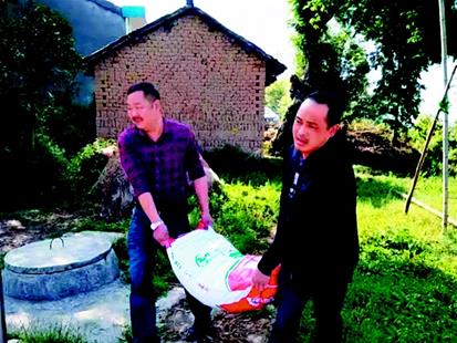  圖為：劉志勇（左）為村民辦實事。