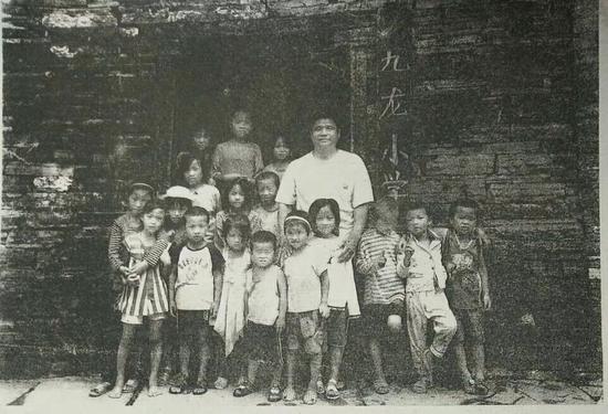 吳藝偉年輕時和學生們的合影。受訪者供圖