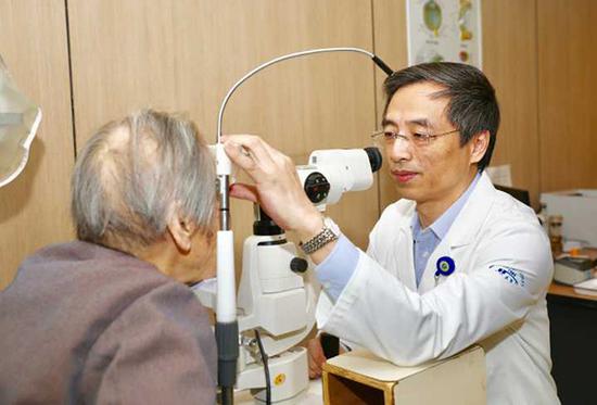 洪朝陽教授為陶奶奶檢查 杭州網 圖