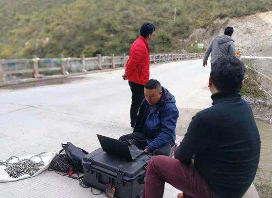 監測人員在工作現場，他們連續3個晝夜未休息。昌都市水文局圖
