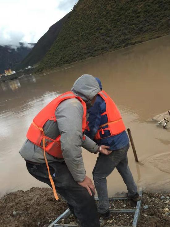 水位監測人員正在準備安裝設備。昌都市水文局圖