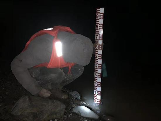 監測員在夜里安裝水尺。昌都市水文局圖