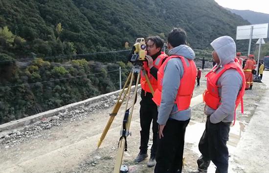 水位監測人員正在現場工作15分鐘傳回一次數據。澎湃新聞 趙孟 圖