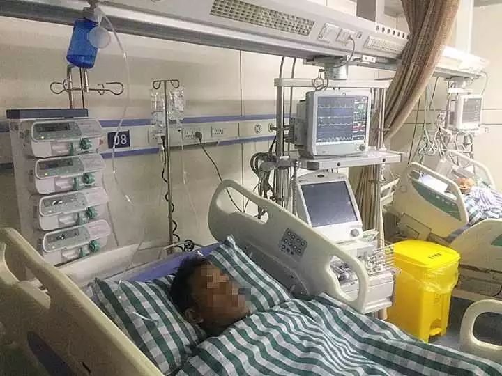 　△患者躺在急診重癥監(jiān)護室里