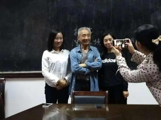 戴建業與學生合影? ?曹夢婷 王嘉儀 圖