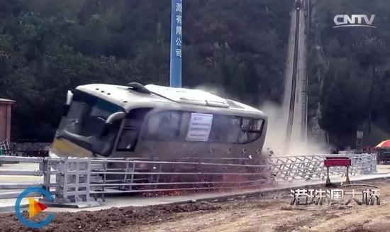 2018年10月23日，港珠澳大橋正式開通，該橋的防護(hù)欄可以承受大巴車100公里時速撞擊。測試視頻顯示，撞擊角度應(yīng)為20度角。 ? 圖片來源 央視視頻截圖