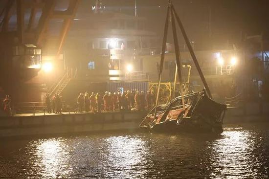 萬州公交墜江96小時：從急轉(zhuǎn)彎到墜落全過程僅3秒