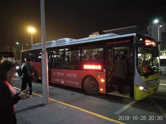 事故公交車同線路的同外觀新能源大巴車，車頂突出物為動力電池堆、電控系統及空調等。攝影 程維